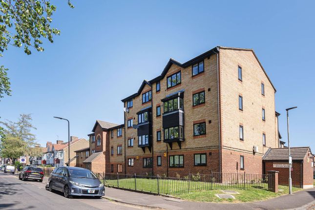 Studio flat on Viking Place, Leyton, £225,000