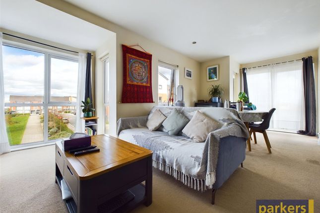 Flat for sale in Puffin Way, Reading, Berkshire