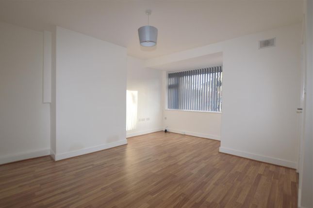 4, Shirley Square, Cleckheaton photo 3