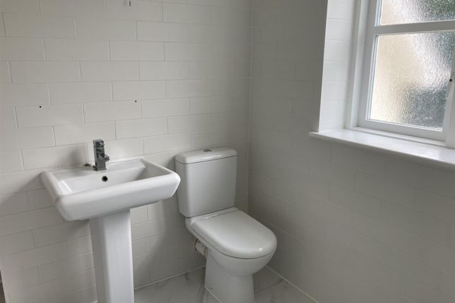 Family Bathroom 2.Jpg