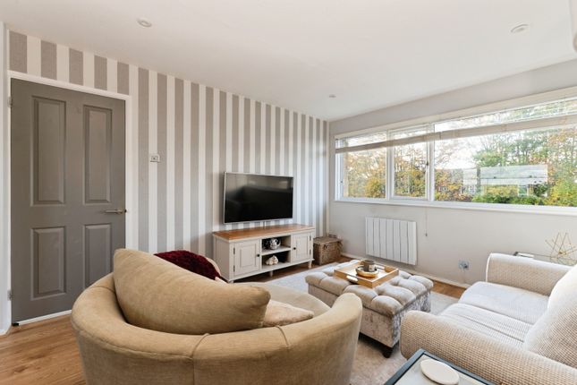 5, Hazelbank Court, Chertsey photo 3