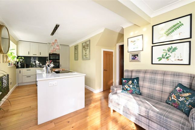 6, Collins Gardens, Guildford photo 4