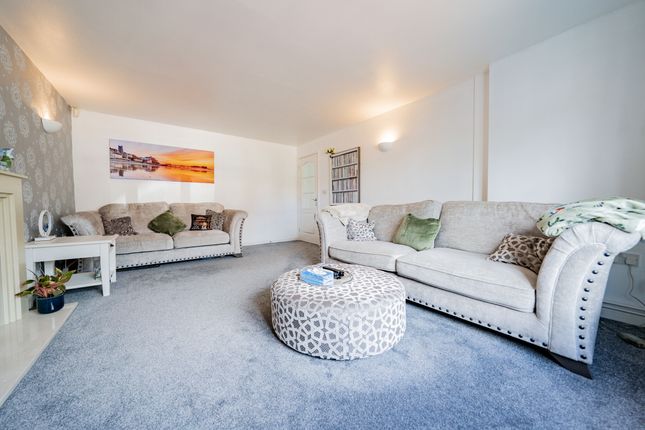 16 Taverner Drive, Leicester photo 4