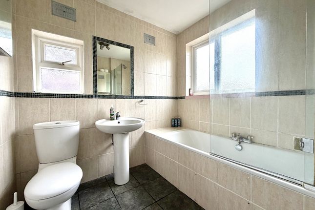 28, Ellingham Road, Chessington photo 4
