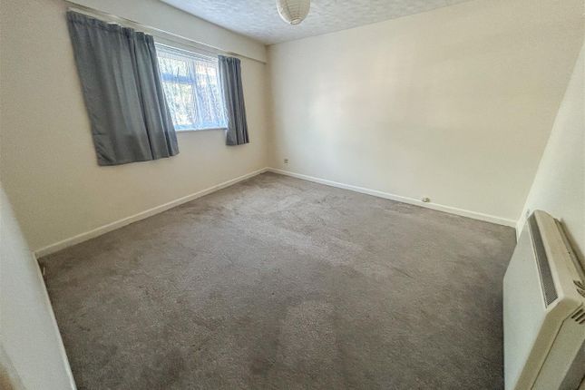 Flat 15, Oulton Hall, Marine Parade East, East Clacton photo 4