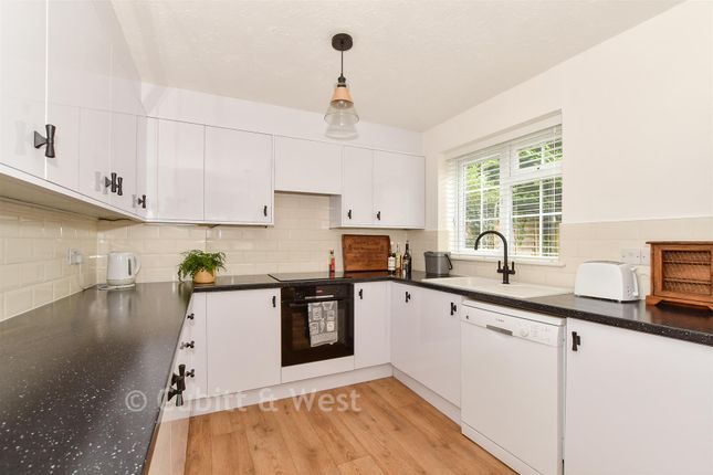 31, The Fieldings, Horsham photo 3