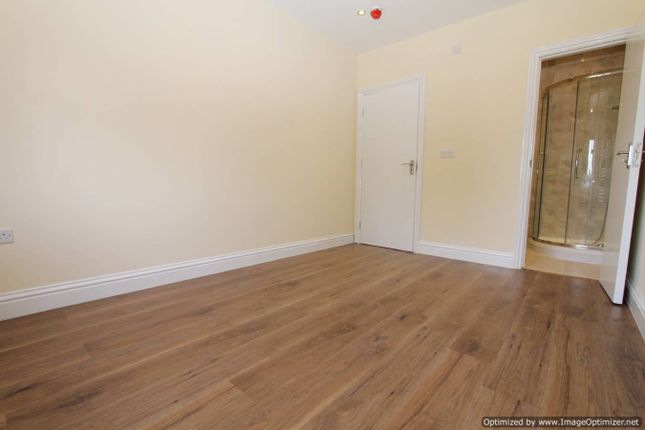 Room to rent in Central Road, Morden