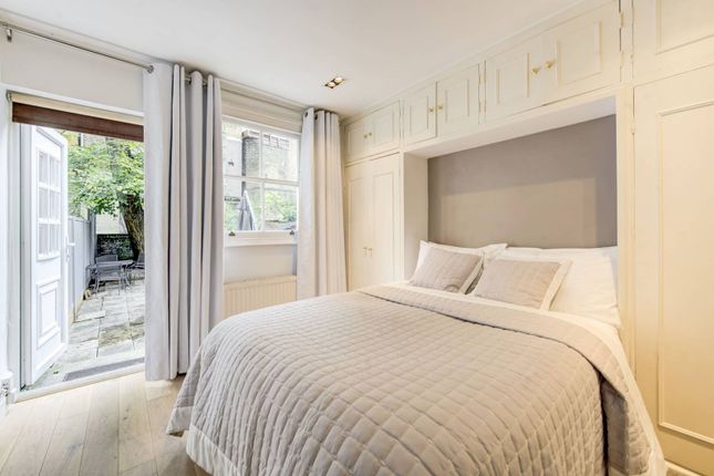 2-bed flat on Eardley Crescent, Earls Court, £795,000