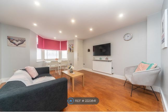 Flat to rent in St. John's Hill, London