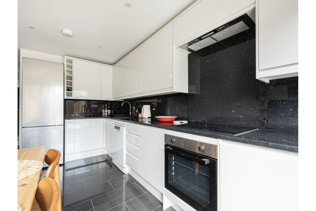 10, Regal Close, London photo 4