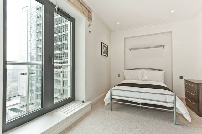 Flat to rent in Discovery Dock East, Canary Wharf, London