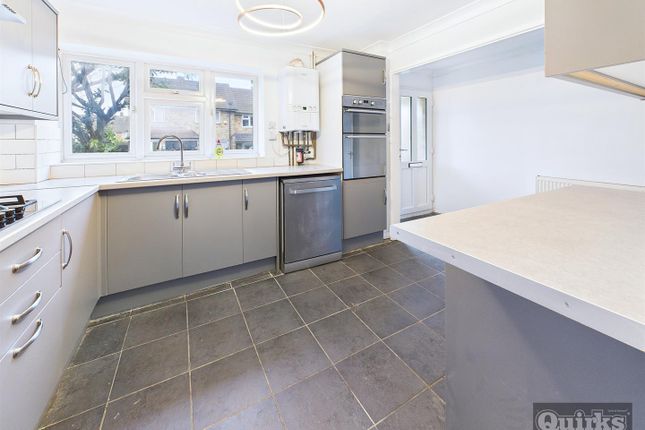4, Plashetts, Basildon photo 4