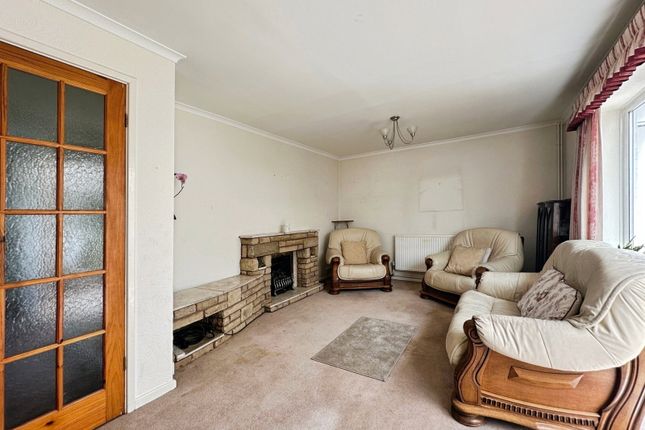 61, Windsor Gardens, Castlecroft, Wolverhampton photo 3