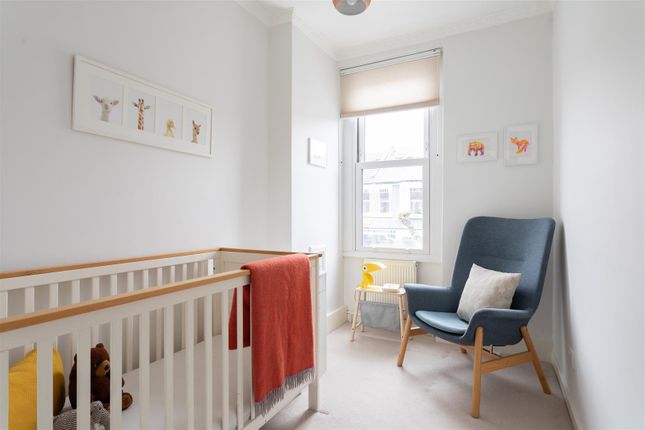 Flat for sale in Abbotsford Avenue, London