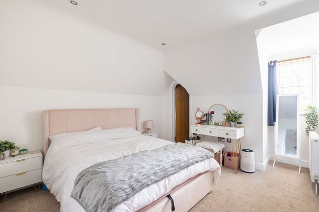 Flat 12, Sutton Tye, Haywards Heath photo 5