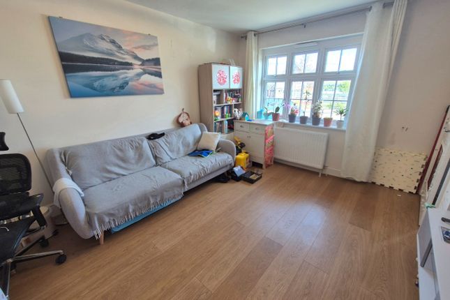 3 Hunting Drive, Luton, Bedfordshire photo 3