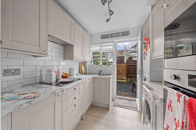 14 The Maisonettes Alberta Avenue, Sutton photo 4