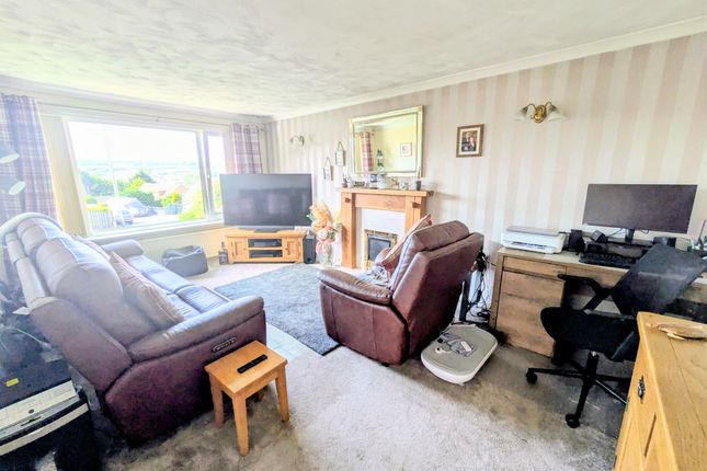 10, Elizabeth Crescent, Bradford photo 4