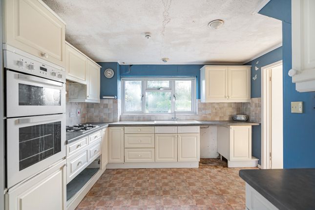 22, Foss Field, Cirencester photo 4