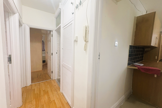 42 Southall Court, Southall photo 2