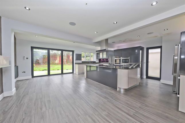 36, Moss Close, Pinner photo 2