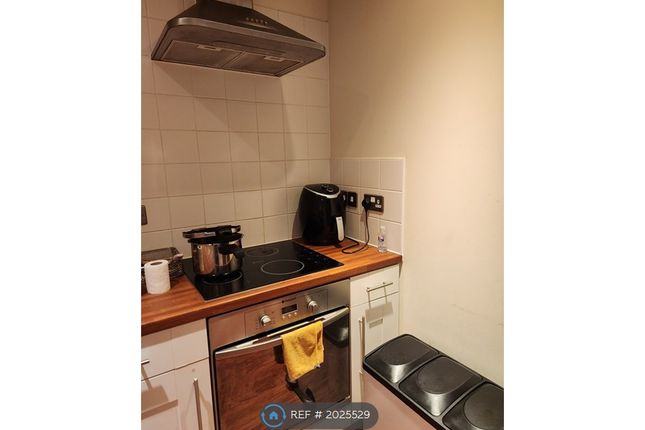 Room to rent in Somerston House, London
