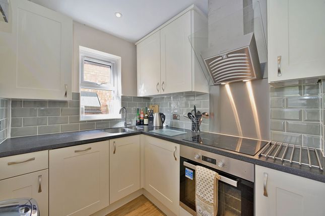 Flat 4, Bakers Yard Molyneux Road, Godalming photo 2