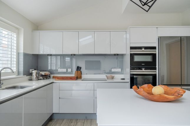 7, Smith Grove, Great Bookham photo 2