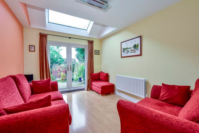 3 Oak Tree Close, Abbots Langley photo 3