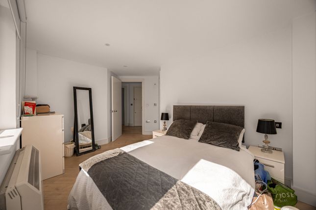 8 Finchley Road, London photo 2