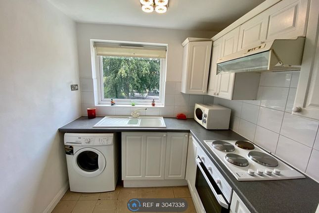Camberley Court, Blackbush Close, Sutton photo 5
