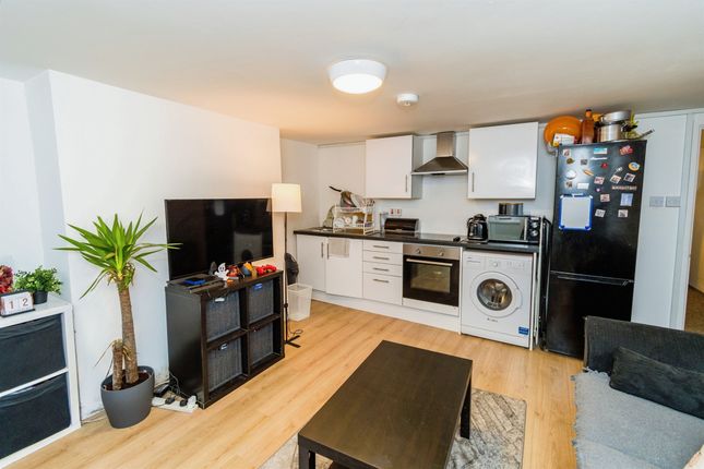 Flat to rent in The Polygon, Southampton