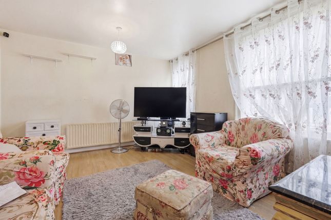 Flat A, 32 Barnabas Road, London photo 3