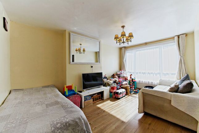 Flat 43 Shore House, 8, Heather Close, London photo 4