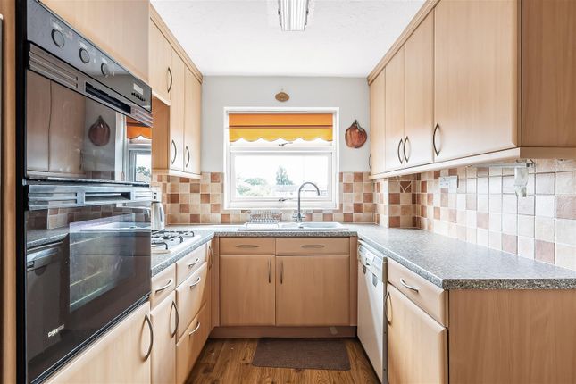 8, Boulthurst Way, Oxted photo 4