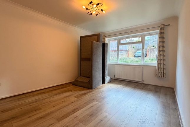 1 Morriss Court, Oakdene Road, Redhill photo 3