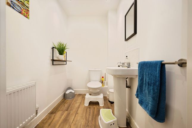 27, Clews Grove, Bedford photo 4