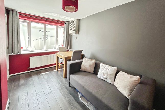 11, Ascott Drive, Swadlincote photo 4
