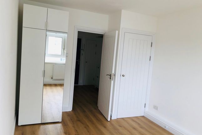 Flat to rent in Ballinger Point, Bromley High Street, London