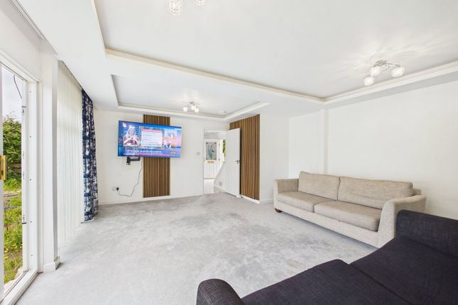 6, Carlyle Court, Livingston photo 2