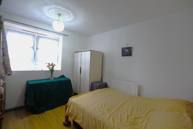 Flat 25, Mcglashon House, Hunton Street, London photo 4