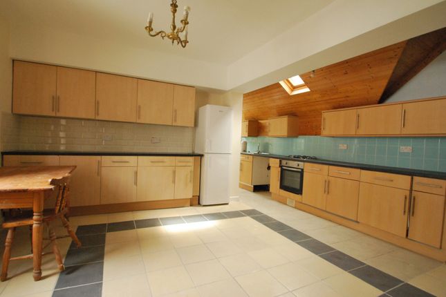 6-bed terraced on Mackintosh Place, Cardiff, £2,850/mo