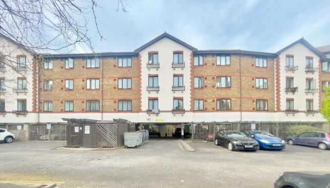 2-bed flat on Flat 3a, Juniper Court, Hounslow, £280,000