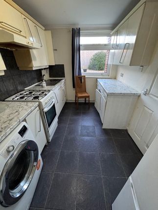 45, Gerard Gardens, Rainham photo 5