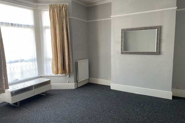 Flat to rent in Dudley Road, Ilford