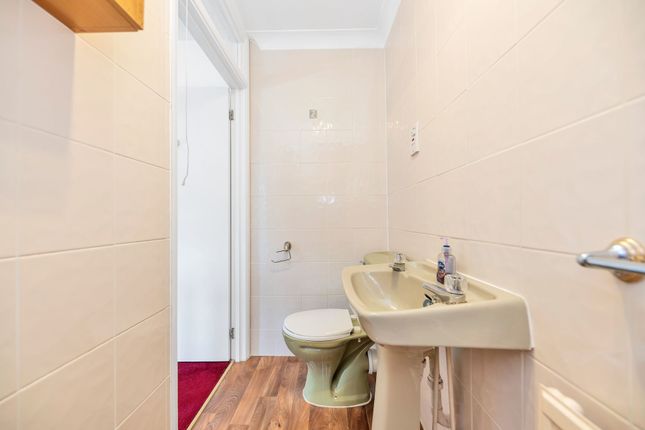 7 Shrubbery Grove, Royston photo 4