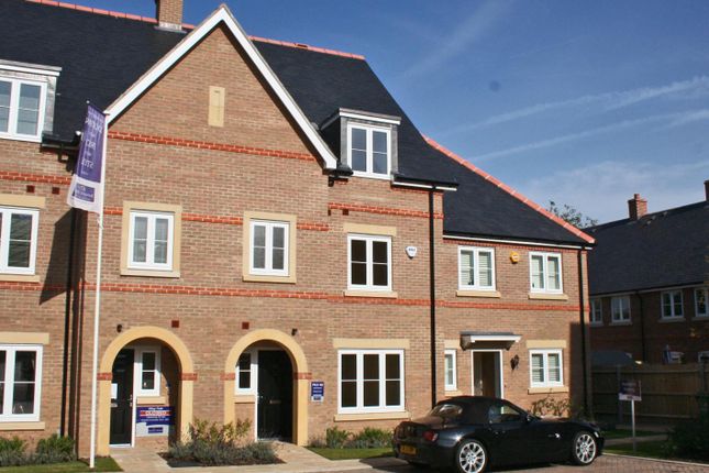 Town house to rent in Augustine Way, Oxford