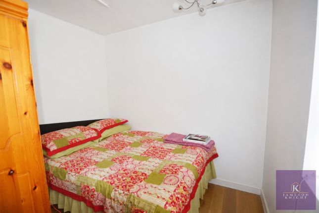 13, Wolffe Gardens, Greater London photo 5
