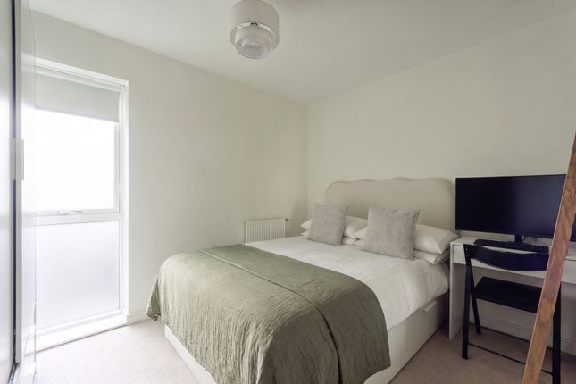 Flat 5, Crested Court, London photo 3