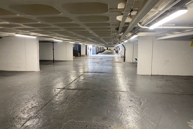 Warehouse to let in Bride Street, London